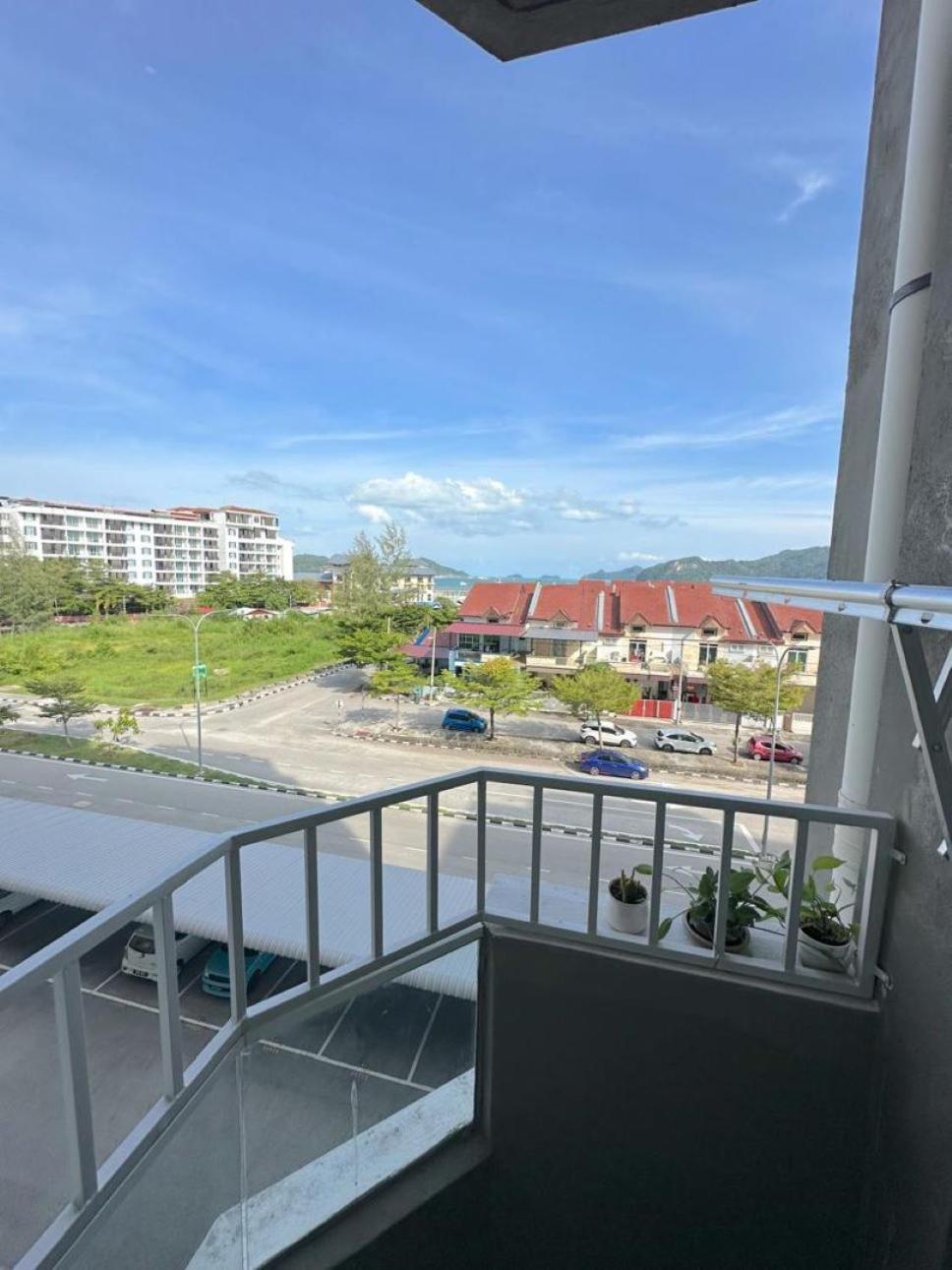 Maya Seaview Families Suite Apartment + Sky Pool Kuah Exterior photo
